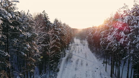Nordischer-Winterlandschaftsflug-Aus-Der-Luft-über-Den-Verschneiten-Bergwald-Bei-Sonnenuntergang.